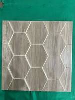 Panneaux muraux en bois 3D couleur bois 50*50cm Finition métal brossé Styles variés Installation facile Panneau mural en PVC pour la décoration intérieure