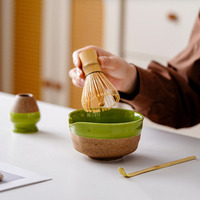 Ensemble de thé matcha en céramique 4 pièces : Bol Chawan avec bec verseur, Fouet en bambou Chasen, Support pour fouet, Cuillère Chashaku – Cadeau pour café et vente au détail