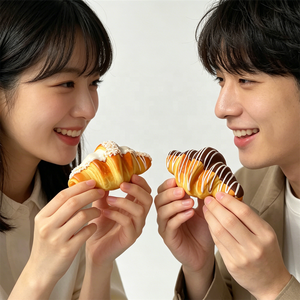 ของเล่นครัวซองต์นุ่มนิ่มเคลือบช็อกโกแลตสตรอว์เบอร์รี ยืดหยุ่นช้า ทำจาก PU ของที่ระลึกจากร้านเบเกอรี่ ของตกแต่งน่ารัก ของชำร่วย งานฝีมือรูปขนมปัง - Product Image 2