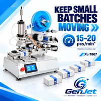 Machine d'étiquetage semi-automatique GenJet pour coins de boîtes avec fixation réglable et contrôle par écran tactile pour l'application de scellage de cartons de vente au détail