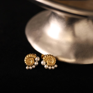 Boucles d'oreilles clous style océan en acier inoxydable plaqué or avec imitation perle et avion pour les femmes tendance en vacances à la mer - Product Image 5