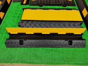 Protecteur de câble en caoutchouc haute visibilité 1000x260x70mm à 1 canal, durable, pour zones industrielles et câblage extérieur - Product Image 2