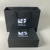 Vente en gros de sacs d'emballage en papier de luxe noirs chaussures vêtements imprimé logo personnalisé vêtement shopping cadeau bijoux emballage sac en papier