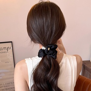 Élégant Design Couleur Unie Noir Rose Satin Tissu Perle Chouchous pour Cheveux Femme Accessoires Chouchous en Soie Satinée avec Perle - Product Image 6