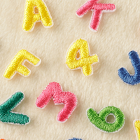 Vente en gros de lettres chiffres de petite taille patchs thermocollants brodés en 3D lettres en tissu patchs pour vêtements