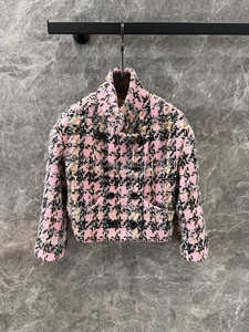 Conjunto Elegante <span class=keywords><strong>de</strong></span> Lujo para Mujer <span class=keywords><strong>de</strong></span> Tweed <span class=keywords><strong>de</strong></span> Lana Original en Mezcla Ecrú <span class=keywords><strong>y</strong></span> Rosa, Conjunto <span class=keywords><strong>de</strong></span> Pasarela con <span class=keywords><strong>Chaqueta</strong></span> Corta <span class=keywords><strong>de</strong></span> Tweed <span class=keywords><strong>y</strong></span> <span class=keywords><strong>Falda</strong></span> a Juego para Chicas - Product Image 3
