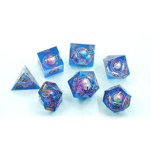 Высокоточные многогранные кубики с острыми краями и жидким наполнителем, цвет фиолетовый, для настольных ролевых игр - Product Image 2