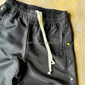 Pantalon de jogging coupe large rayé avec boutons latéraux pour homme, en nylon coupe-vent, personnalisable et de haute qualité - Product Image 2