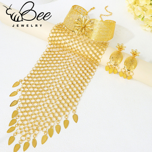 Parure de bijoux de mariée nigériane luxueuse et extravagante en alliage plaqué or 24 carats avec pampilles, collier long et boucles d'oreilles (ensemble deux pièces) - Product Image 5