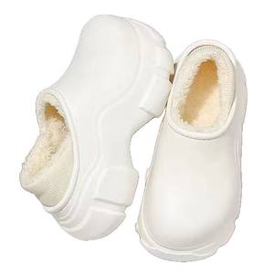 Zapatillas de invierno para mujer con suela gruesa, doble capa de felpa, cálidas, para exteriores, con decoración de cuentas, colores mixtos, estilo mule. - Product Image 1