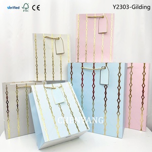 Sacs de courses en carton <span class=keywords><strong>ivoire</strong></span> gaufré de luxe, écologiques, avec ruban doré artistique de qualité supérieure et fermeture magnétique, logo personnalisé pour hommes - Product Image 2