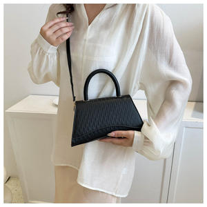 2023 mode tendance urbaine couleur unie trapèze coréen tempérament <span class=keywords><strong>Net</strong></span> rouge sablier unique épaule sac de messager - Product Image 2