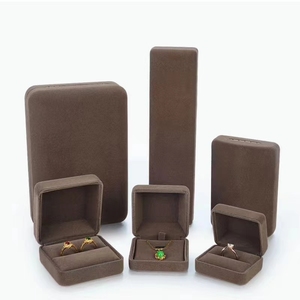 Nouveau design de luxe en velours marron : coffret de bijoux avec bracelet, collier et grand pendentif - Product Image 4