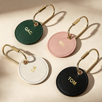 Breloque de sac personnalisée de luxe en cuir végétalien Nappa avec monogramme initial, porte-clés rond en métal