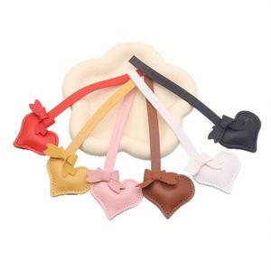 Llavero de Cuero PU con Forma de Corazón, Decoración Colgante Impermeable, Regalo Elegante para Mujer, Adorno para Bolso - Product Image 1