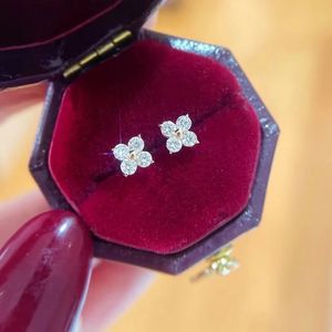 Boucles d'oreilles clous en or massif 18 carats pour femmes Xinfly, mini trèfle à quatre feuilles, diamant naturel 0,2 carat, petites et élégantes - Product Image 4