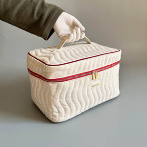 Custom Fashion White <b>Quilted</b> Cotton <b>Makeup</b> <b>Bag</b> Large Capacity Cosmetic <b>Bag</b> with Bow Pull Tab for Girl Traveling Zipper <b>Bag</b> - Product Image 5