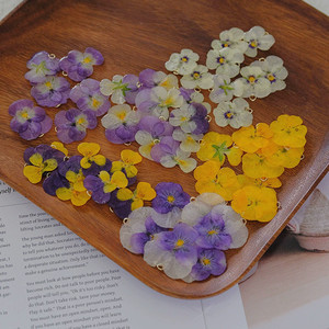 Ciondolo con fiori secchi fai da te all'ingrosso, orecchini con ciondolo a forma di <span class=keywords><strong>fiore</strong></span> di pansé in resina epossidica naturale per decorazioni di gioielli - Product Image 1