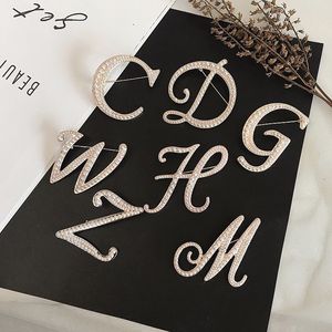 Broche de <span class=keywords><strong>Alfabeto</strong></span> Inglés con Perlas y Pasador de Seguridad, Accesorio de Moda Europea y Americana con 26 Letras, Joyería Floral para Mujer - Product Image 1