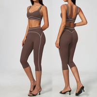 Ensemble de tenue de yoga 2 pièces pour femmes avec rayures contrastées, soutien-gorge de sport à rembourrage amovible, leggings capri taille haute, tenue de sport pour la course à pied et la gym