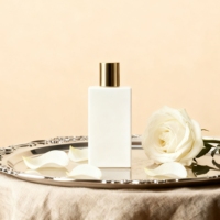 Flacon de parfum vaporisateur carré de luxe de 50ml en gros et personnalisé, flacon de parfum blanc en verre rechargeable