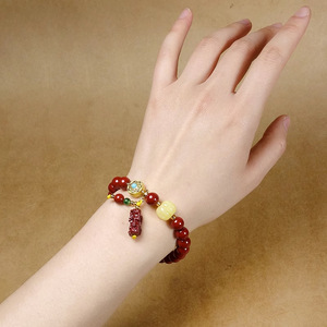 กำไลข้อมือจากแร่ซินนาบาร์ที่มีปริมาณสูง ทรายทองสีม่วง และขี้ผึ้ง พร้อมดีไซน์ปี่เซียะแบบเส้นเดี่ยวหรือหลายเส้น ที่เป็นเครื่องรางเสริมดวง - Product Image 4