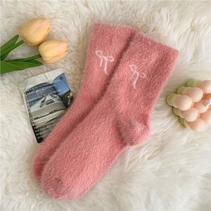 Kalın, Sıcak, Yumuşak, Pembe Peluş Polar Astarlı, Orta Boy, Kadınlar İçin Kalp Şeklinde Fiyonk Detaylı Tüylü Çoraplar - Product Image 4