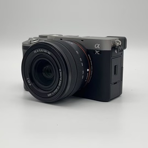 Cámara Sony A7C Usada con Lente 28-60, Cámara sin Espejo <span class=keywords><strong>de</strong></span> Fotograma Completo 4K, Estado A+, 24.2MP, Ideal para Vlogging y Viajes - Product Image 1