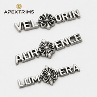 APEX Factory Étiquette métallique gravée en 3D personnalisée, avec logo et design de marque, avec trou de fixation, emblème découpé, OEM ODM, pour vêtements et sacs