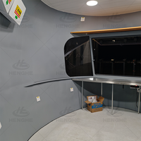 Kiosque extérieur moderne en forme de casque certifié CE - Bar futuriste et stand de vente pour café, boissons et commerce de détail éphémère