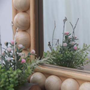 Espejo montado en la pared de madera similar a una ventana con bordes de cuentas de madera, espejo de baño decorativo arqueado o espejo de sala de estar, 27,5 "W x 2 - Product Image 2