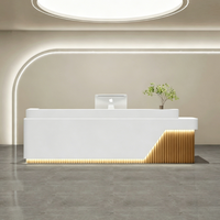 Bureau de réception moderne et minimaliste en crème personnalisé avec éclairage LED pour salon de beauté et boutique