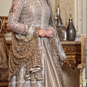 Robe longue Lehenga traditionnelle élégante de style indien/pakistanais avec broderie lourde Zardozi pour mariage - Product Image 5