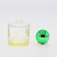 Petit flacon de parfum en verre cylindrique coloré de 30 ml, vente chaude, ODM, vente en gros, emballage cosmétique avec bouchon à bille et pulvérisateur à brume