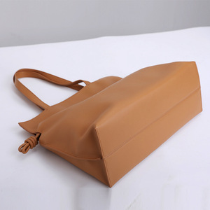 Sac fourre-tout de luxe en <span class=keywords><strong>cuir</strong></span> véritable, grand format, à porter à l'épaule ou en bandoulière, avec deux pochettes souples en <span class=keywords><strong>cuir</strong></span> de vachette pour <span class=keywords><strong>femme</strong></span> - Product Image 3