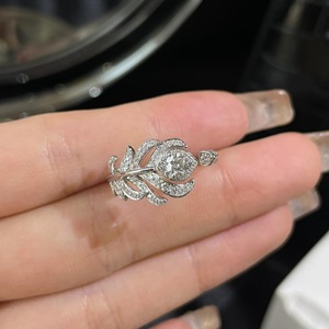 Bague en argent pur S925 avec plume de paon et feuille de diamant, design ouvert de luxe, avec diamants de haute qualité, petite taille - Product Image 1