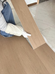 Revêtement <span class=keywords><strong>de</strong></span> <span class=keywords><strong>sol</strong></span> SPC rigide <span class=keywords><strong>de</strong></span> luxe à clipser, dalles en plastique étanches, planches <span class=keywords><strong>de</strong></span> <span class=keywords><strong>vinyle</strong></span> SPC, revêtement <span class=keywords><strong>de</strong></span> <span class=keywords><strong>sol</strong></span> en caoutchouc, rouleau <span class=keywords><strong>de</strong></span> revêtement <span class=keywords><strong>de</strong></span> <span class=keywords><strong>sol</strong></span> en <span class=keywords><strong>vinyle</strong></span> - Product Image 1