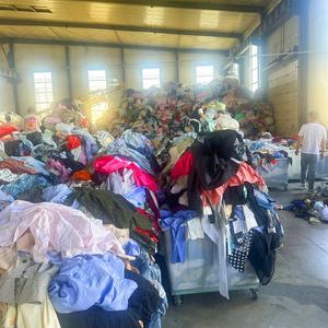 उच्च गुणवत्ता वाले दूसरे हाथ के ब्रांड कपड़ों के बंडल में कपड़े की फैशन ड्रेस मिश्रित कपड़े की बेल का इस्तेमाल किया गया महिलाओं और कपड़े थोक - Product Image 2