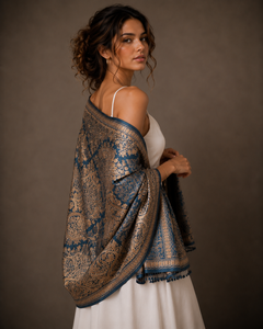 Écharpe d'hiver élégante et durable, brodée, à imprimé numérique, à longues franges, style européen et américain, douce, chaude, respirante et confortable, bleu marine - Product Image 4