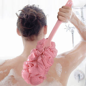 Éponge de bain rose à long manche avec tête en éponge douce pour nettoyer le dos et l'utiliser sous la douche - Product Image 1