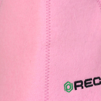 Un gorro de sauna rosa de lana pura con un hexágono verde en el pecho que mantiene el calor tan lejos como una memoria lejana.