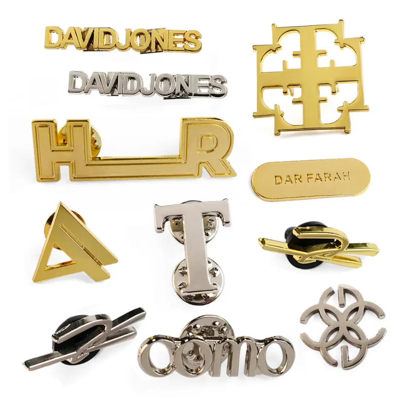 Pin kerah huruf sederhana logam berlapis warna emas kustom untuk setelan pria