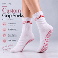 Chaussettes de yoga personnalisées blanches mi-mollet avec grip, bord côtelé rayé, points en silicone antidérapants, chaussettes d'entraînement de Pilates personnalisées