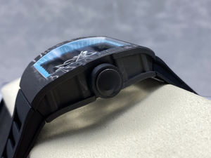 Montre mécanique haut de gamme avec un mouvement squeletté flambant neuf, un boîtier en fibre de carbone et une finition naturelle et brillante. - Product Image 3