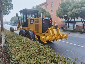 Niveleuse à moteur Caterpillar CAT 140H d'occasion, 4 roues motrices, moteur CAT d'origine, bon état de marche - Product Image 3