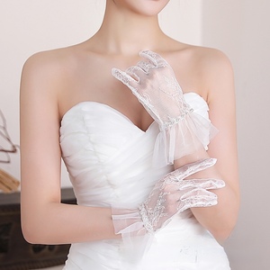 Guantes Cortos de Encaje con Perlas para Novia - Product Image 3