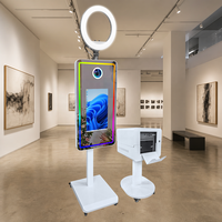 Photomaton à hauteur réglable à distance avec écran tactile LCD de 21,5 pouces et miroir, livré avec un flight case pour mariages et événements.