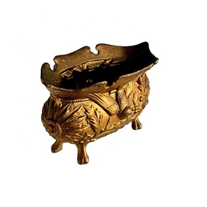 Royal Handcrafted Customized Ashtray Vintage <b>Brass</b> Desktop Ashtray With Leaf Pattern And Three <b>Legs</b> - Product Image 1