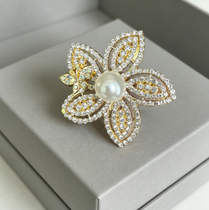 2026Latest Trendy Flower Crystal Brooch Pins Rhinestone <b>Buttons</b> Alloy <b>Gold</b> Plated Customized Unisex Daily Use Engagement Wedding - Product Image 6