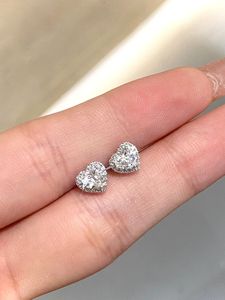 Pendientes Huggie de Oro Blanco PT950 Xinfly con Diamantes Cultivados en Laboratorio en Forma de Corazón, para Boda o Regalo, Talla Infantil - Product Image 5